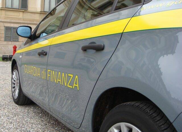 guardiadifinanza-auto-lato-mb