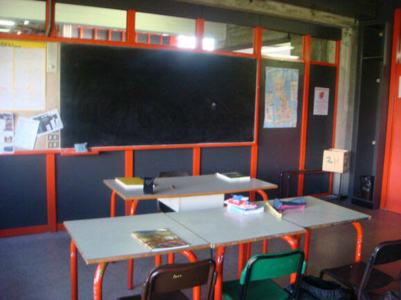 scuola-aula-banchi-2-mb