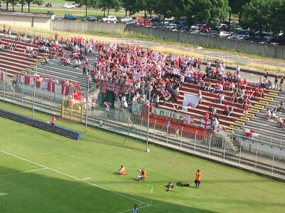 calcio-monza-stadio-brianteo-curva-sciarpe-mb