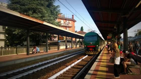 seveso-stazione-trenord-treno-in-arrivo-mb