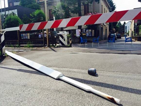 meda passaggio a livello divelto