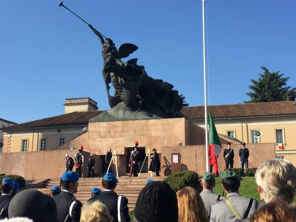 monumento-caduti-commemorazione-forzearmate-piazza-trentotrieste-cerimonia-monza-2015-New-MB