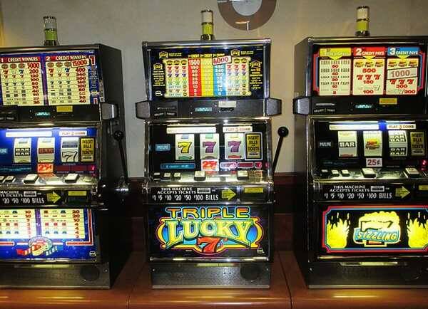 slot-machines-701707_640