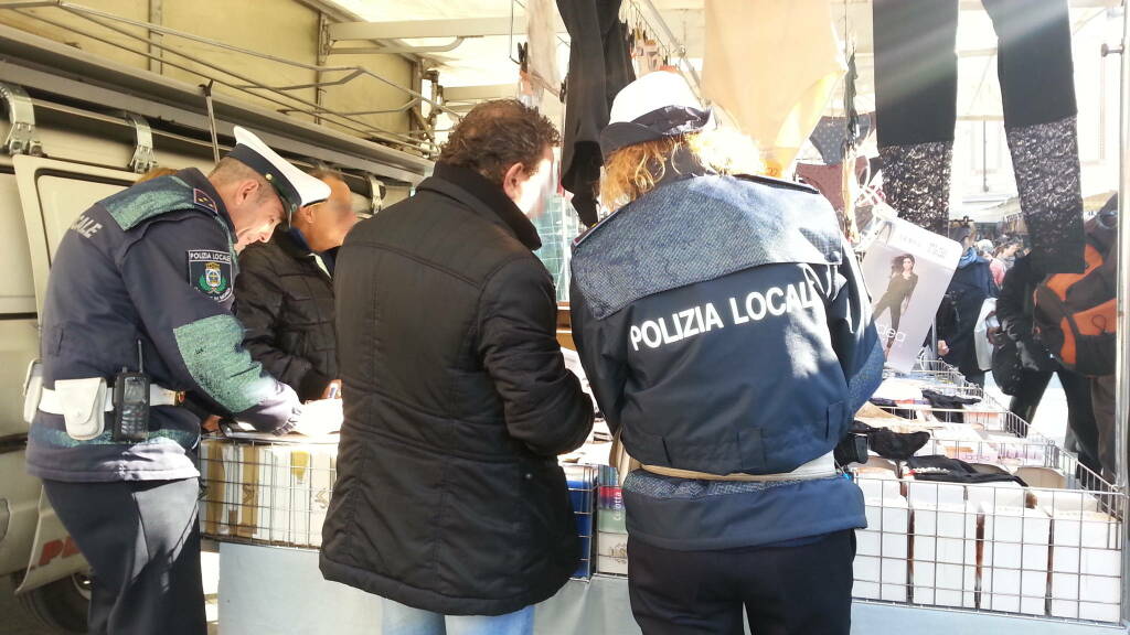 monza polizia locale controlli al mercato 1