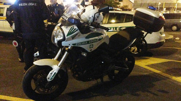polizia-locale-moto-notte-mb