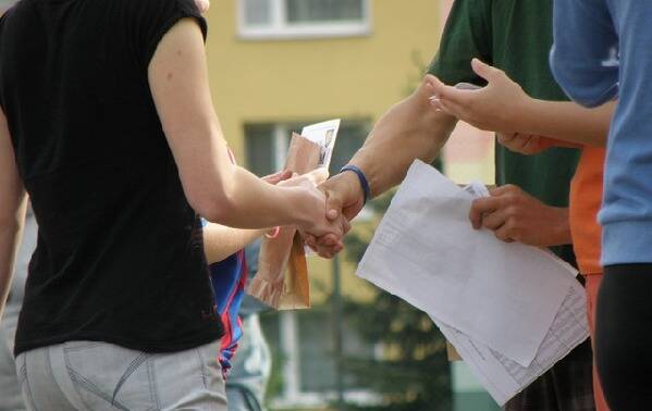 stretta-di-mano-lavoro