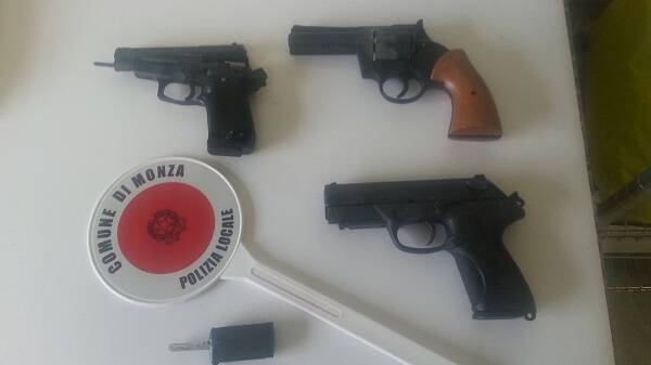 Sgombero nelle cantine delle case popolari: trovate tre pistole a salve -  MBNews