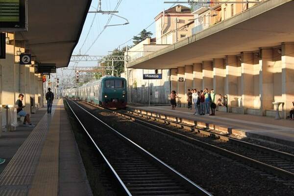 monza-stazione-treno-in-arrivo-mb1