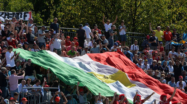 gran-premio-gp-f1-pubblico-bandiera-mb