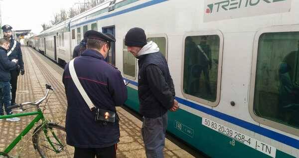 arresto carabinieri treno binari stazione - mb (1)