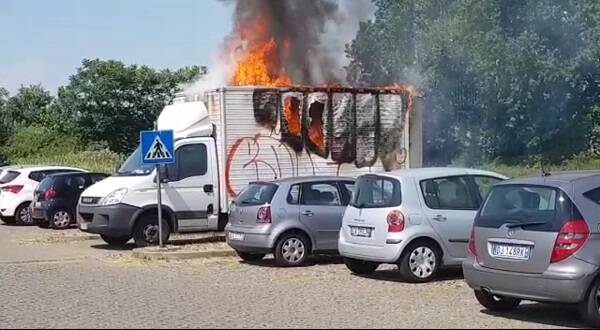 camion in fiamme comasina