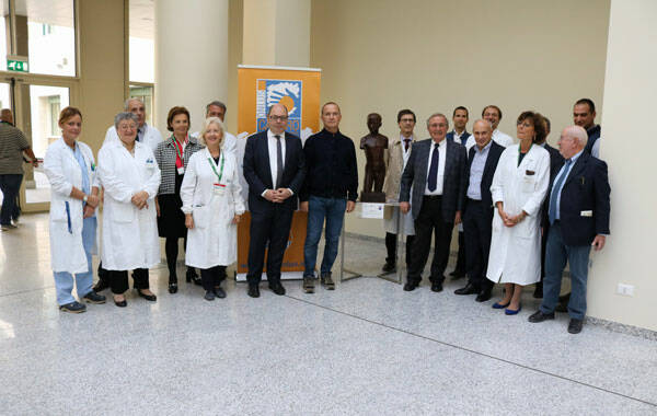 cancro-primo-aiuto-statua-ospedale-niguarda-1