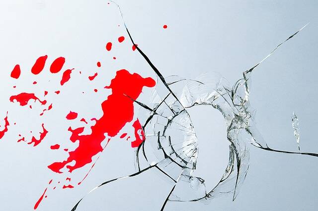vittime violenza lesioni vetri rotti sangue