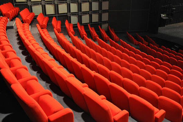 teatro-poltrone-palco-spettacolo-cinema-generica-free-web