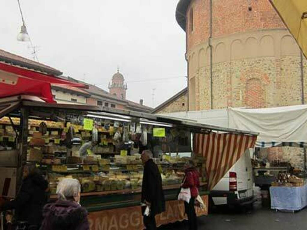 vimercate-piazza-castellana-bancarelle-mercato