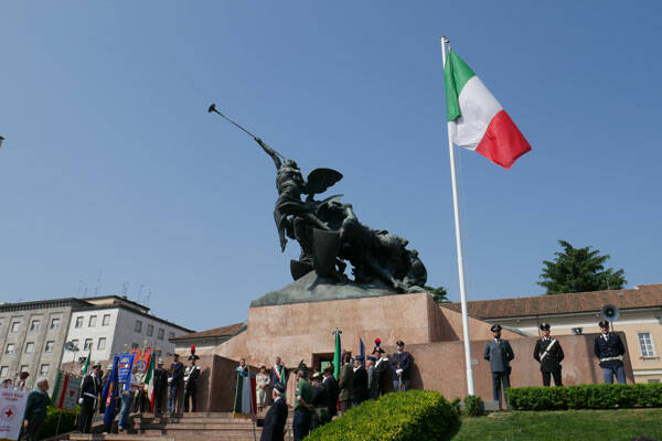 piazza-trento-e-trieste-25-aprile-bandiera-mb