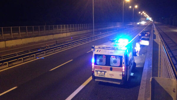 incidente-autostrada-ambulanza-mb