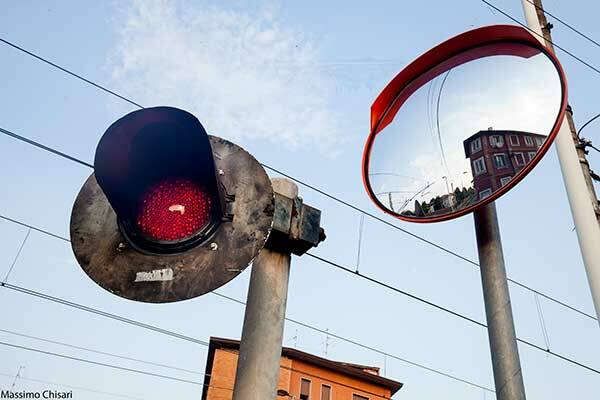 Varedo-trenord-treni-passaggioalivello-sbarre-trafficoferroviario-trafficoveicolare-attraversamento2-mb