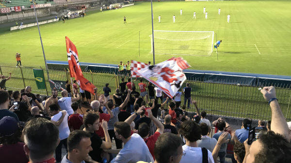 calcio-monza-feralpisalò-tifosi-esultanza