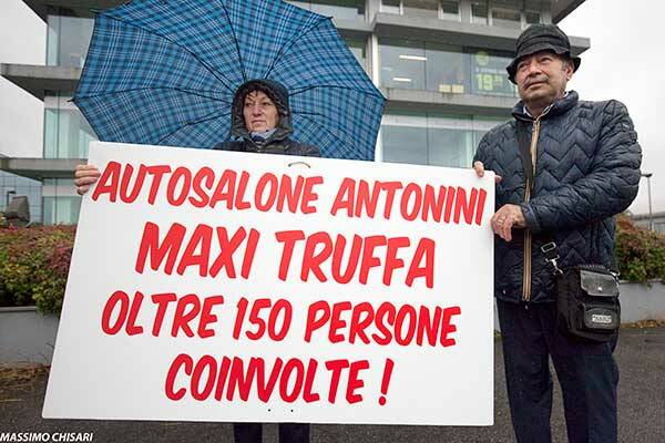 Varedo-truffa-antonini-manifestanti-automobili6-mb