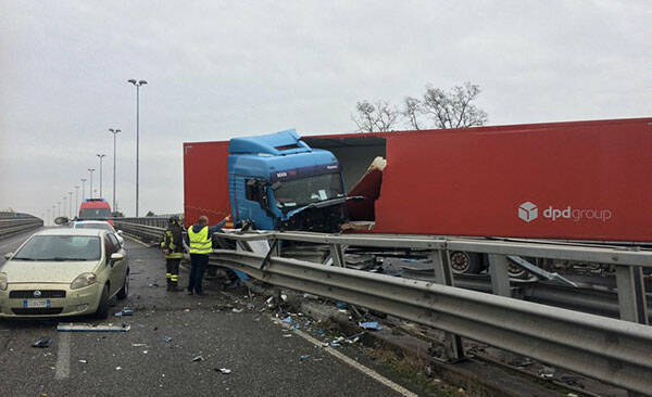 incidente-via-marconi-camion3