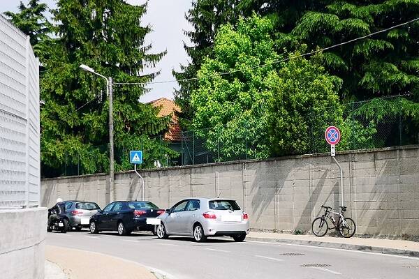 Via Montevecchia parcheggi selvaggi 2