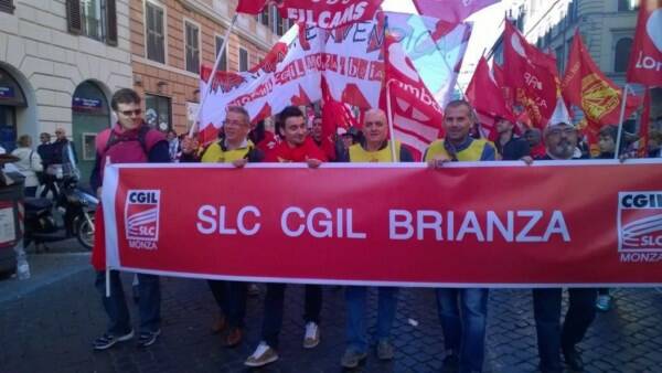 cgil-traina-lavoratori-poste3-mb [1600x1200]