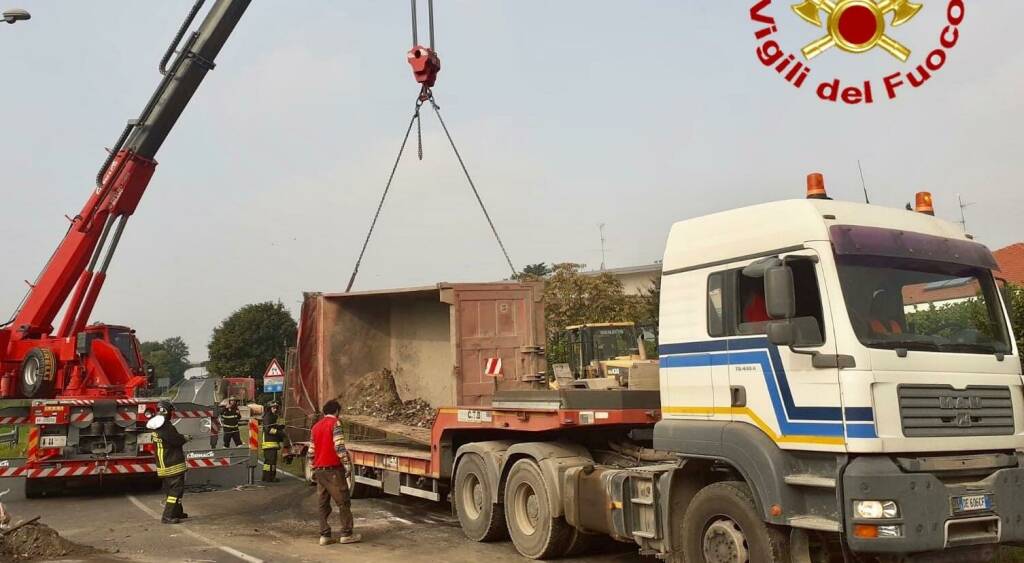 lentate sul seveso vigili del fuoco camion ribaltato