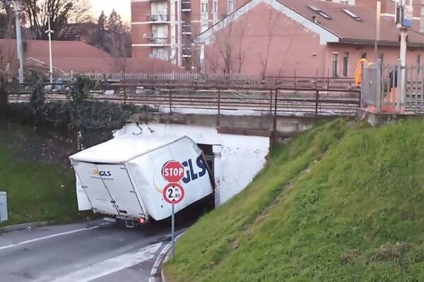 Camion incastrato