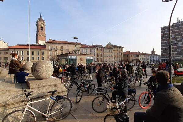 critical-mass-piazza-trento-ludovico-di-muzio-mb