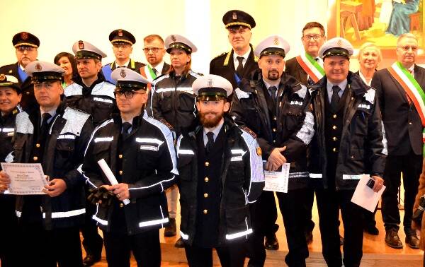 foto di gruppo polizia locale mb