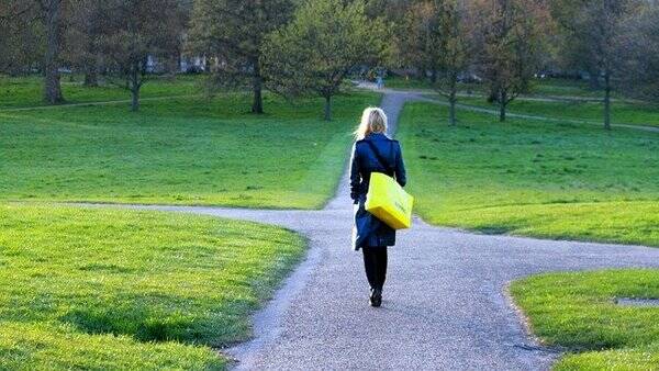 ragazza parco camminare