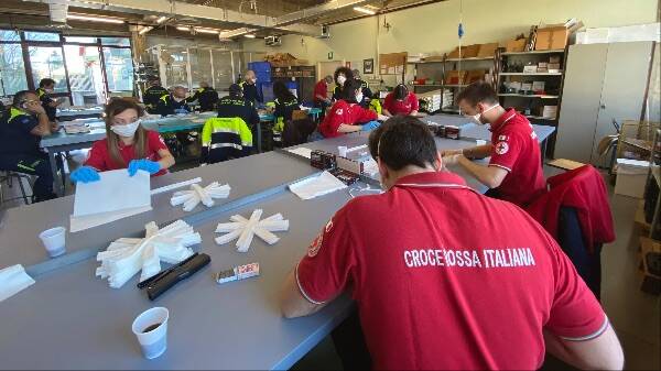volontari protezione civile e croce rossa 50 mila protezioni in dieci giorni 2
