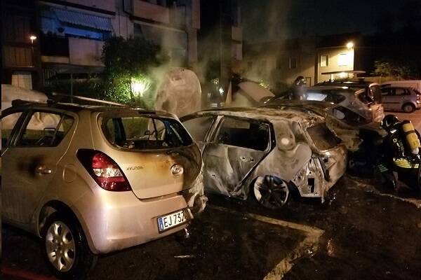 Auto incendiate (2)