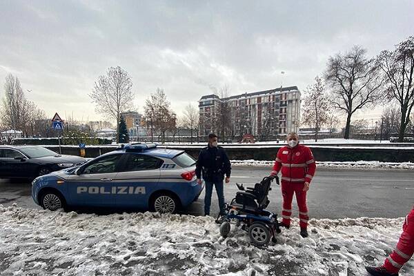 Polizia carrozzina incastrata nel ghiaccio (3)