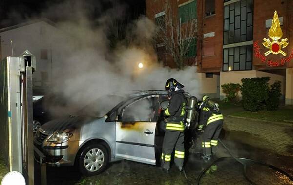 Auto incendiata (2)