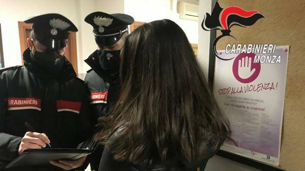 donna violenza carabinieri