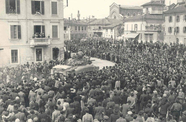 28-aprile-1945-ALLEATI-IN-CITTA'-Automezzi-USA-accolti-da-una-grande-folla,-piazza-Libertà-(8)