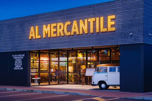 al mercantile insegna notte