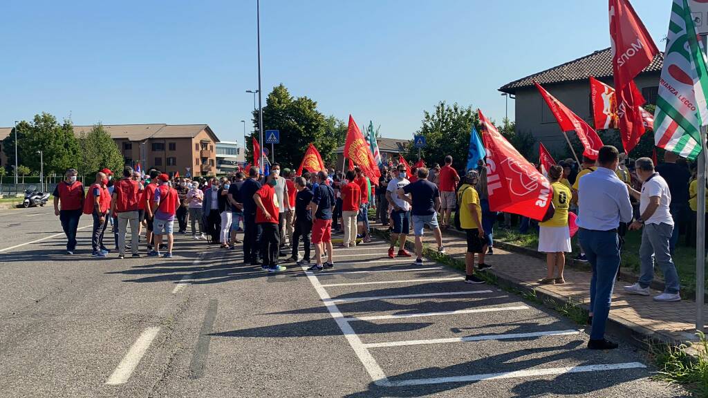 Sciopero Gianetti Ruote davanti alla sede della provincia4-mb