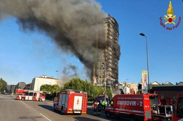 incendio palazzo milano 01