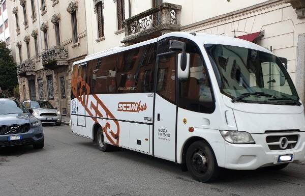 bus scolastico piccolo e sala monza