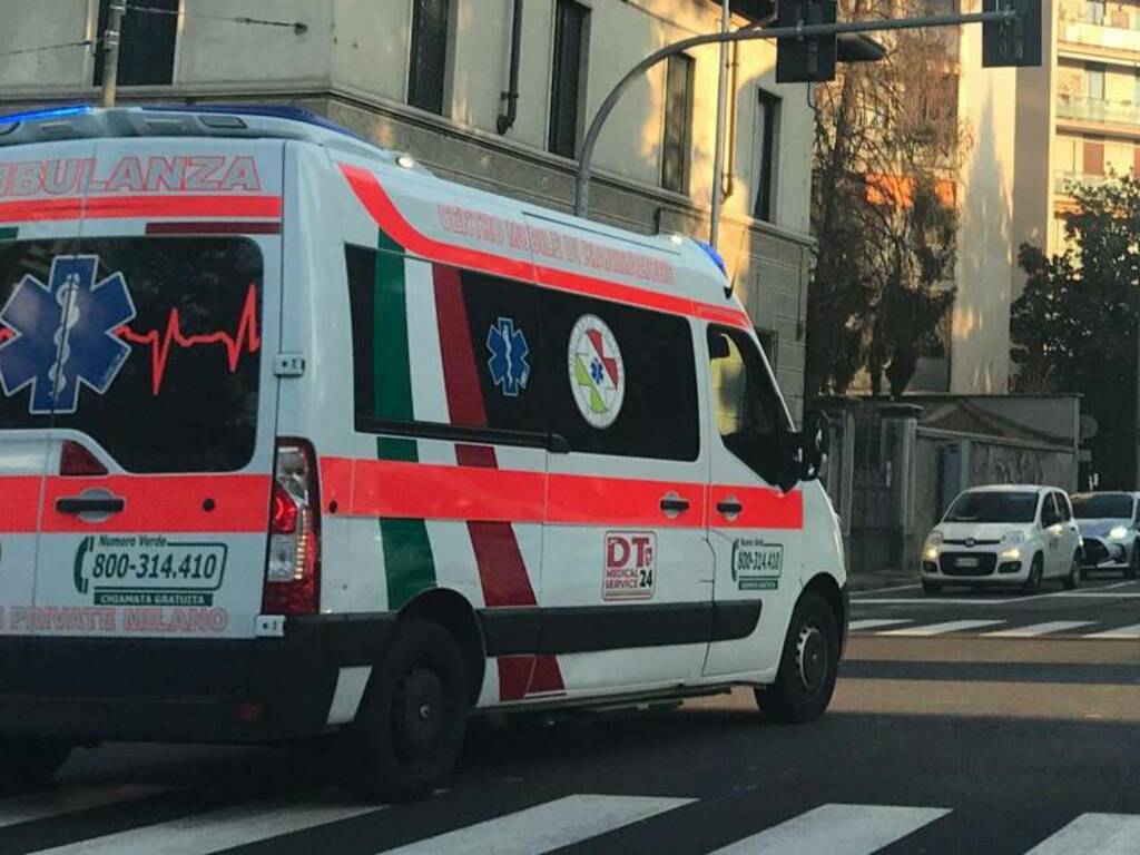 Ambulanza-generica-5-mb