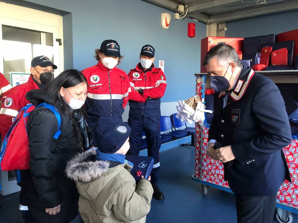 Associazione Nazionale Carabinieri Monza e Brianza: doni ai pazienti dell'oncologia pediatrica