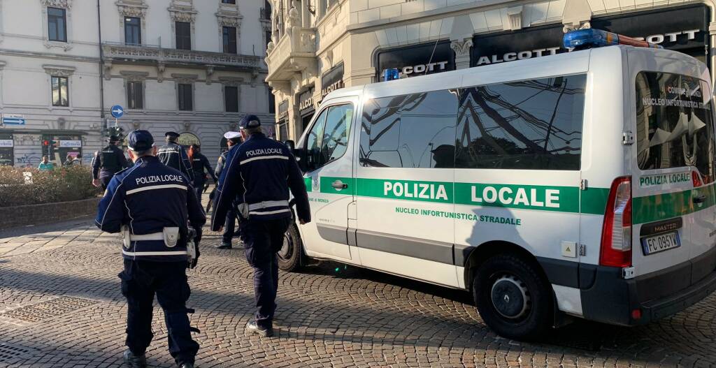 polizia locale 4 controlli centro monza mb