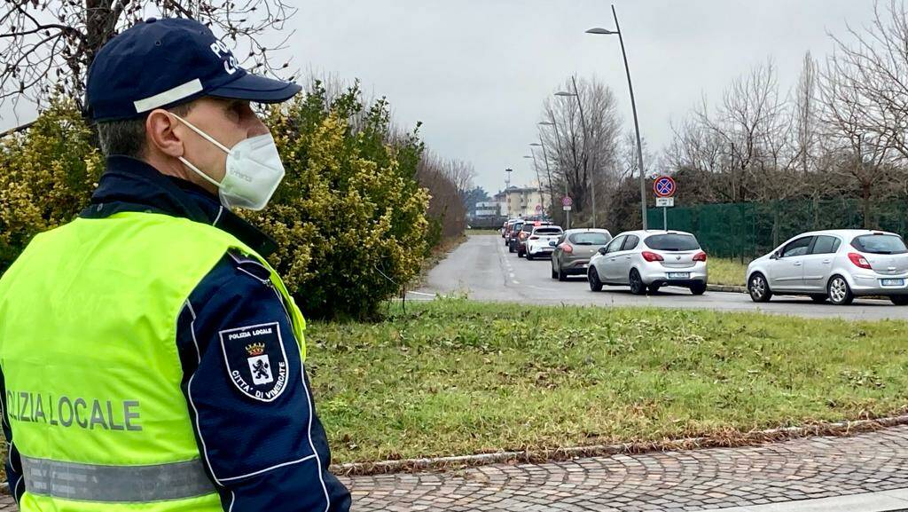 Lunghe code all'ospedale di Vimercate per effettuare i tamponi 