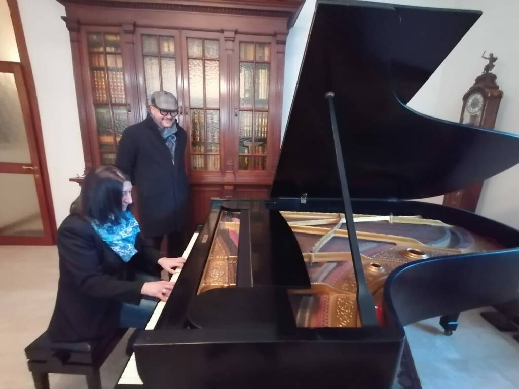 Monica Rurale dona il suo pianoforte alla città di Concorezzo 