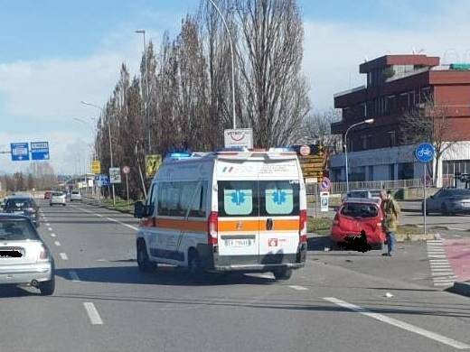 incidente viale industrie ambulanza