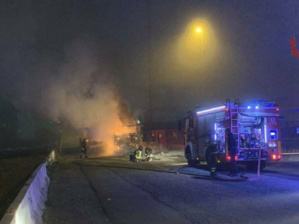 incendio paderno camion vigili del fuoco