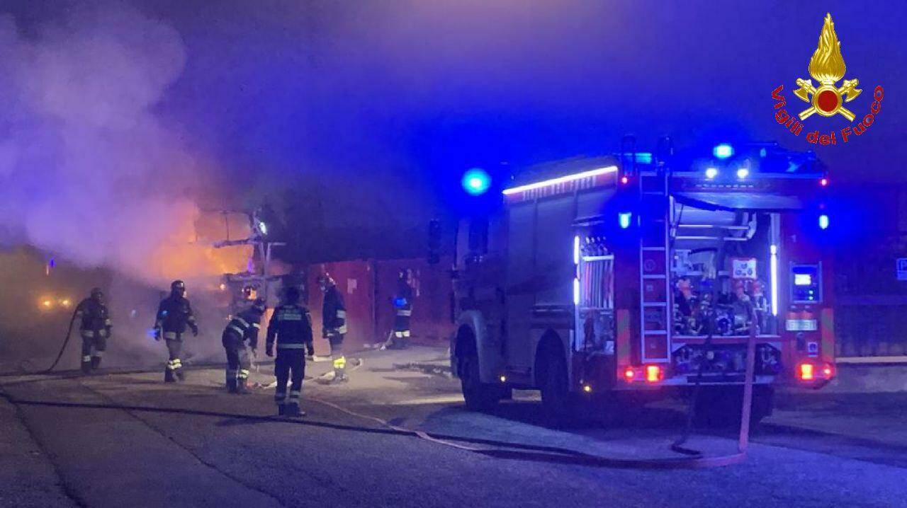 incendio paderno camion vigili del fuoco